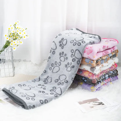Soft Fluffy High Quality Pet Blanket Flannel Dog Sleeping Blanket Warm Comfortable Blanket for Cat Dog